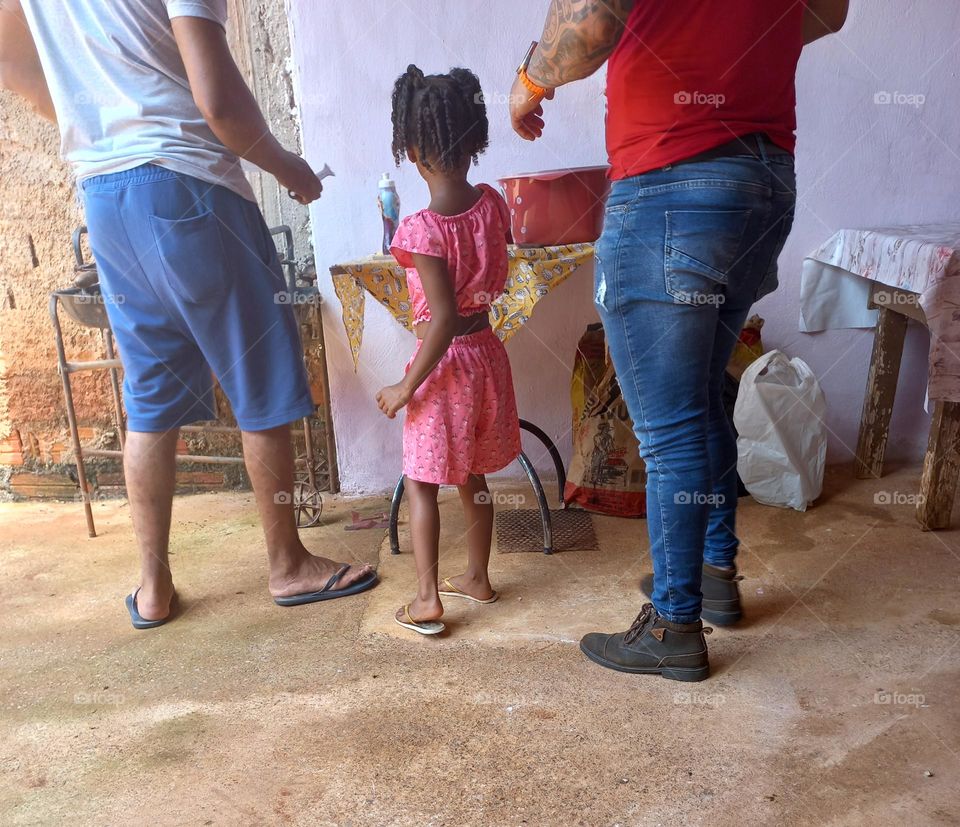 Tatuagem. A tatuagem é uma arte permanente, feita na pele humana que,  tecnicamente, consiste em uma aplicação  subcutânea  obtida através  da introdução  de pigmentos por agulhas