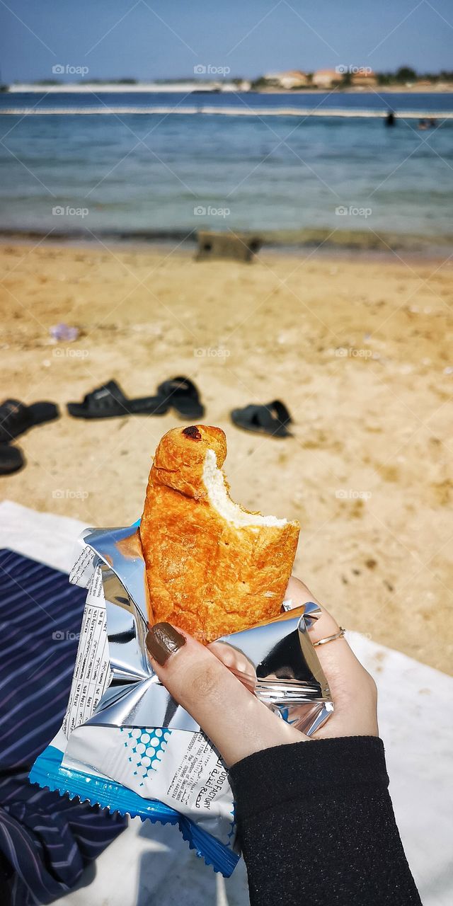 Eat breakfast at the beach