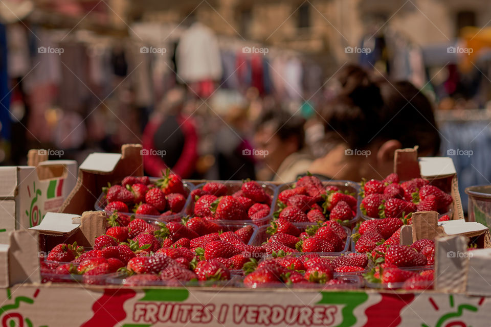 Puesto de fresas en el mercado de Vic