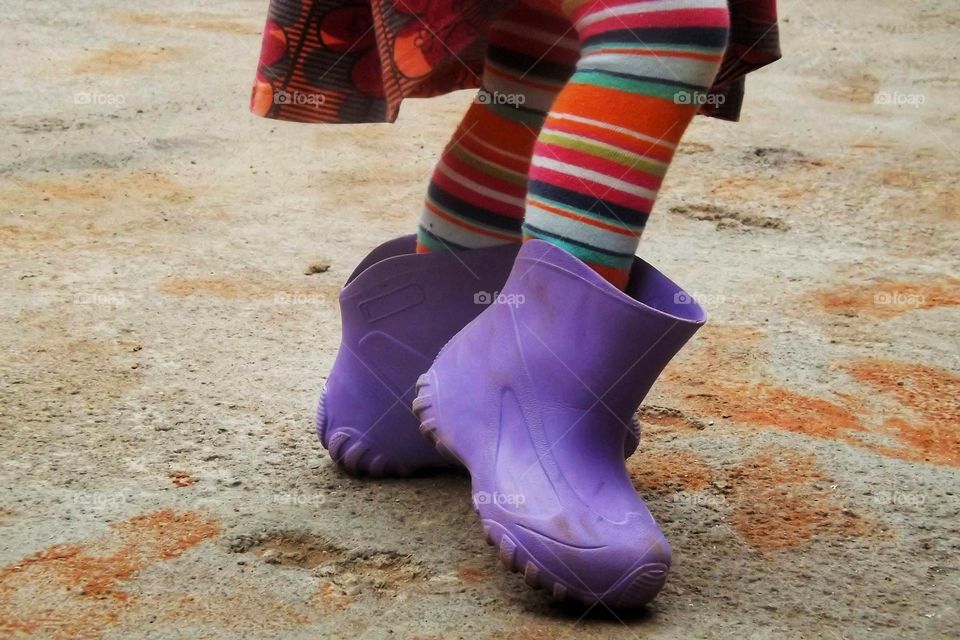 menina de botas lilás