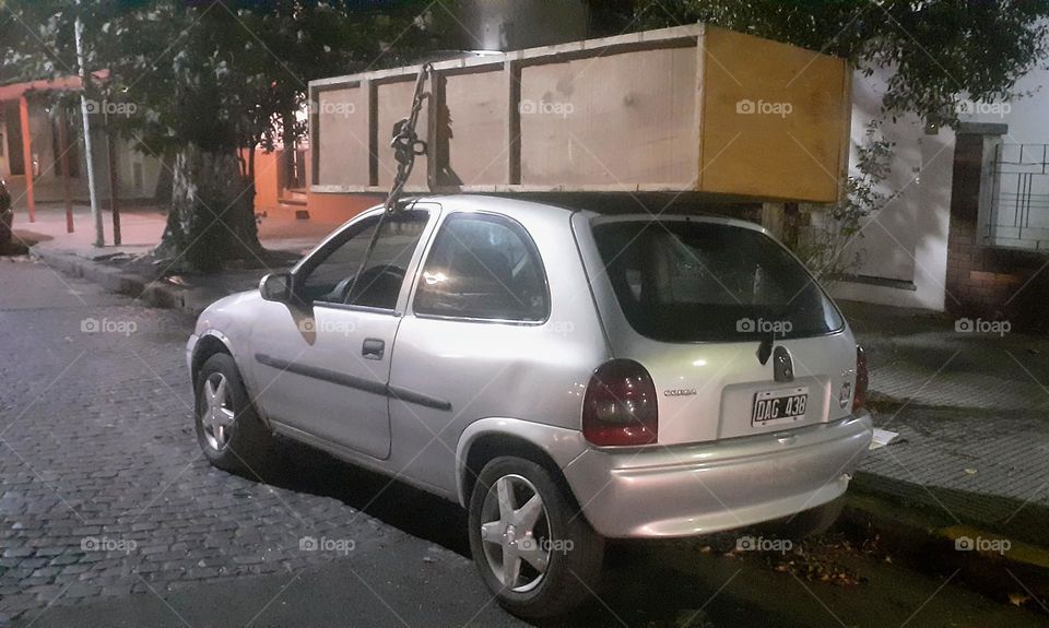 auto llevando un mueble en el techo