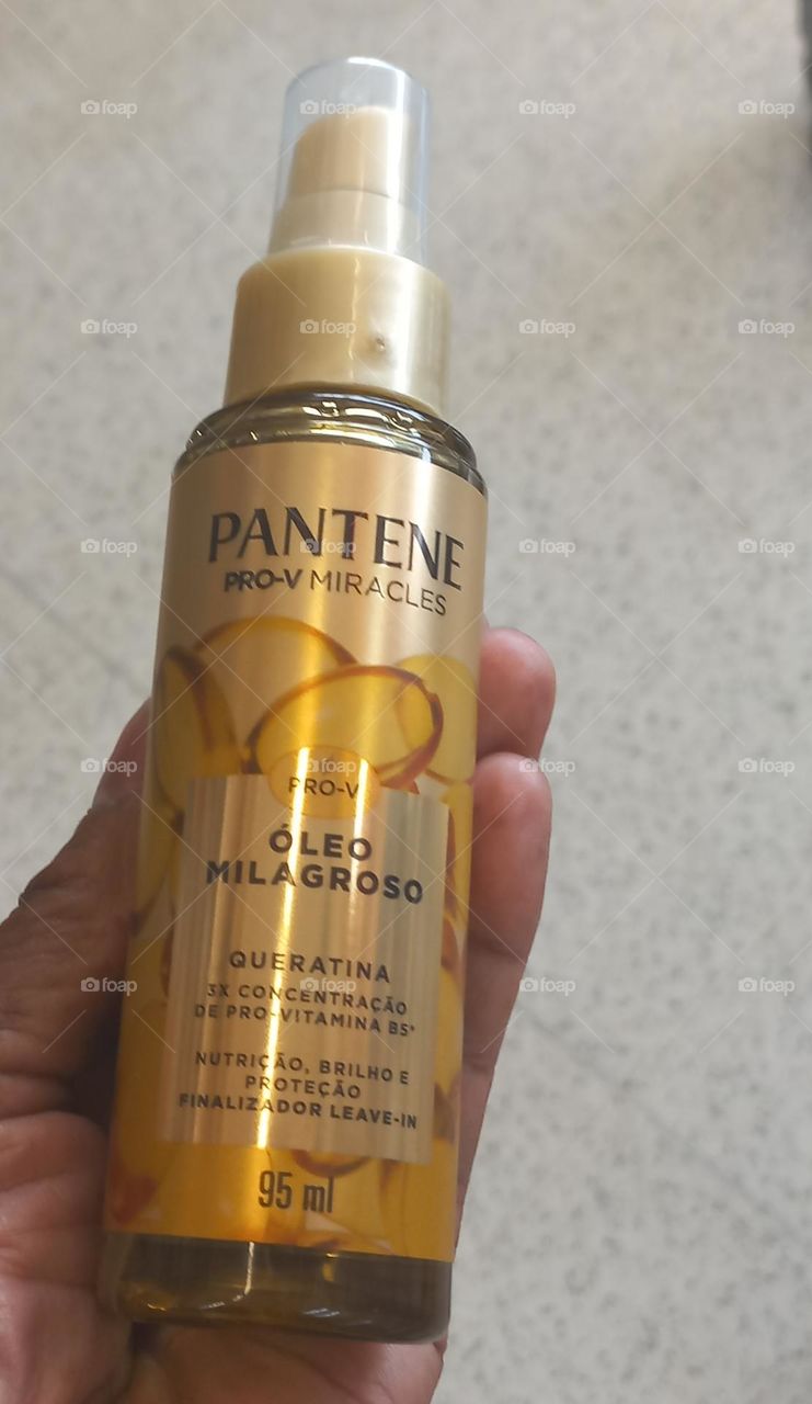 Cabelos escovados  ou cacheados e quer mantê-los alinhados, macios, brilhantes e protegidos? Use PANTENE  PRO-V ÓLEO MILAGROSO, alinha o visual, fecha as cutículas  dos fios,  nutrindo e protegendo as pontas danificadas e adicionando maciez e brilho.