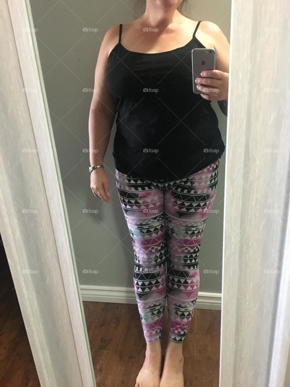 In this picture there is little white triangles on these leggings for this mission