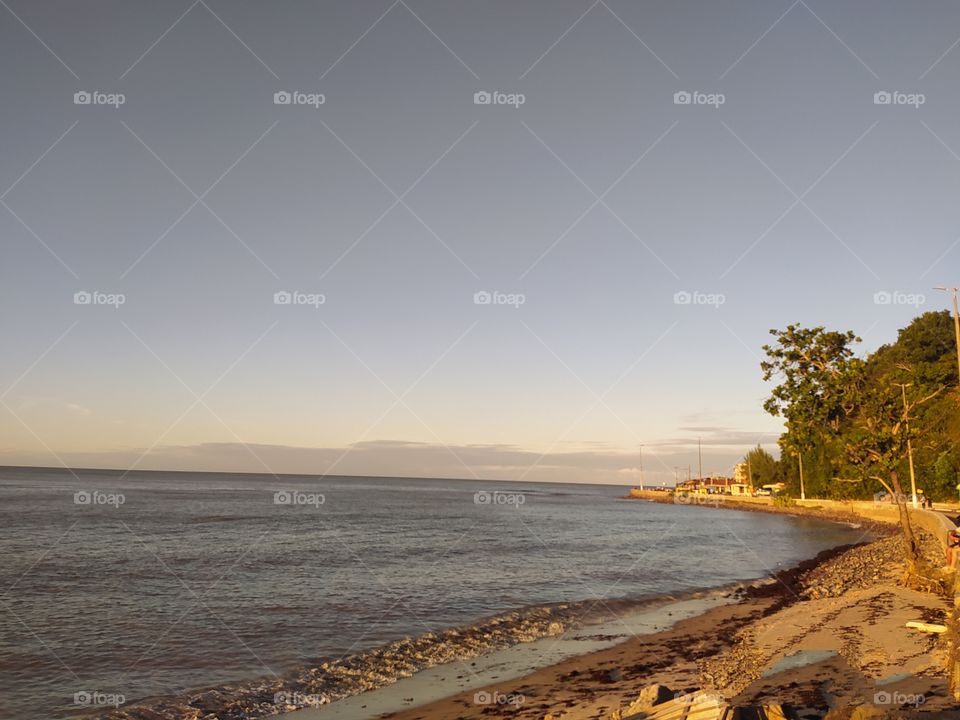 Na beira do mar esperando o pôr do sol