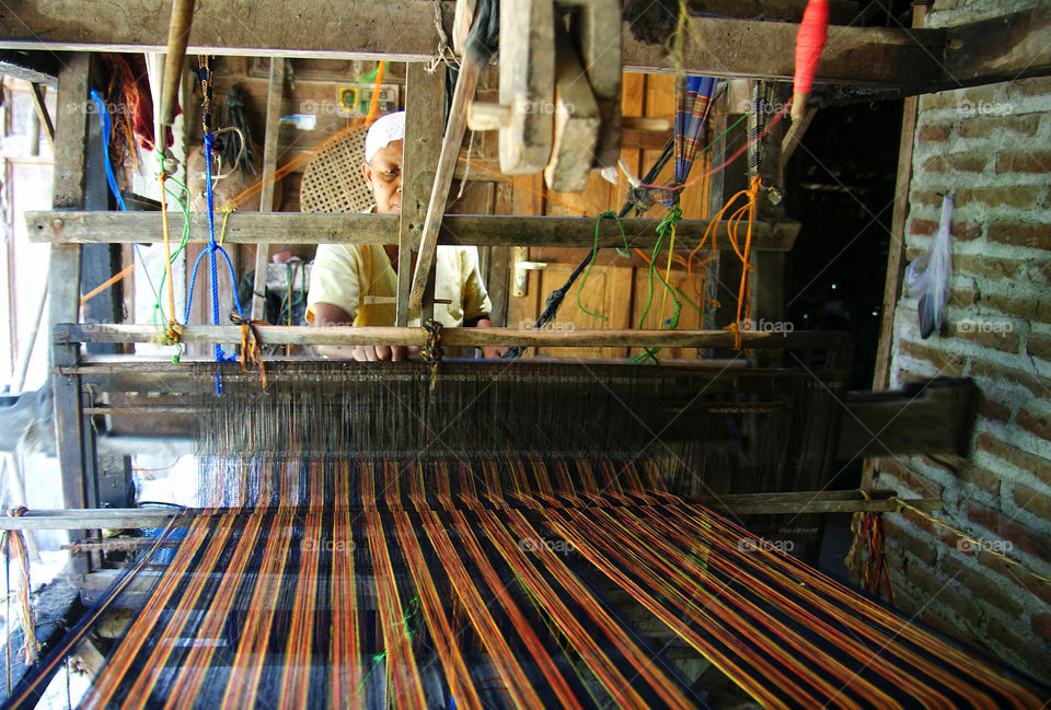 Javanese women are weaving fabric lurik