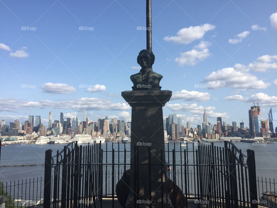 Anyone else obsessed with Hamilton? Welcome to the Weehawken dualing ground, where Alexander Hamilton was killed by Aaron Burr. Stunning view of New York with a historical impact. I wonder what Hamilton would think of the view today. 