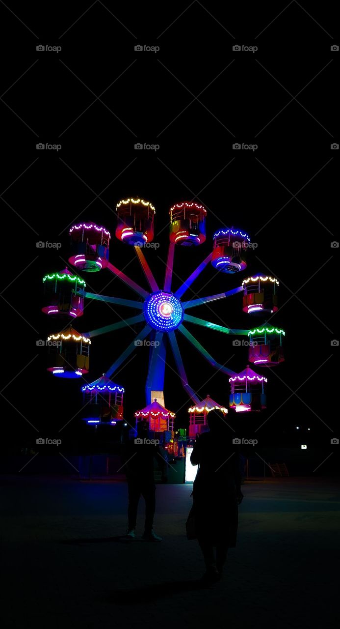 A gaint wheel at an amusement park.