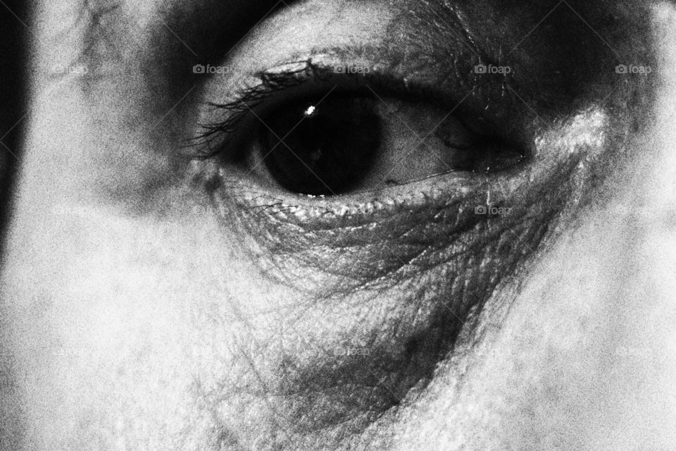 In Italy it is said "eye" to indicate "pay attention". The eye is the symbol of clairvoyance. If you have a black eye, you have received a punch.Take a look at what happens.