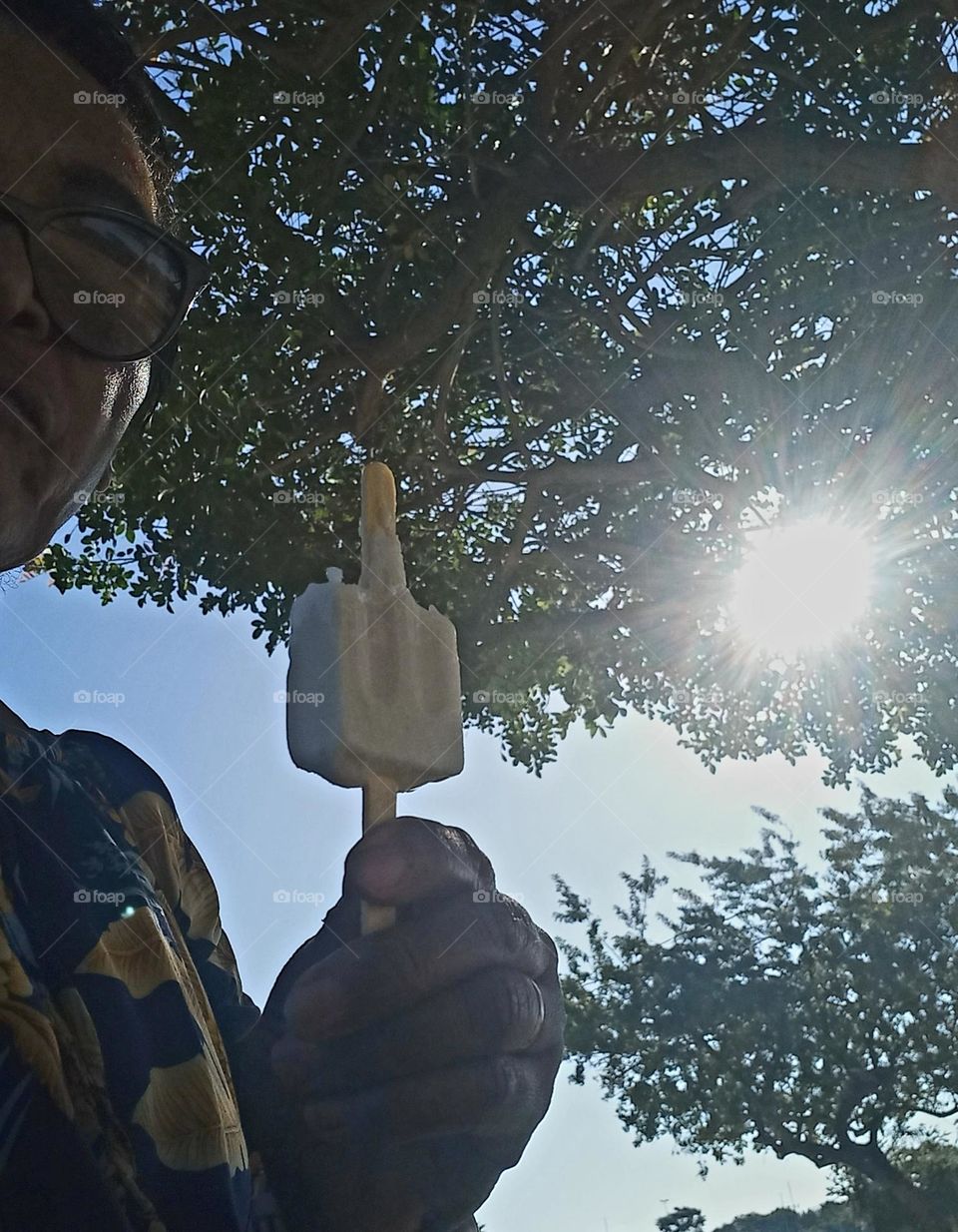 Picolé de frutas, ótima opção para se resfrecar no calor. Além de aplacar o calor a sobremesa, garante um bom aporte de vitamina C, fibras, minerais, que reforça a imunidade e tem ação  antioxidante.