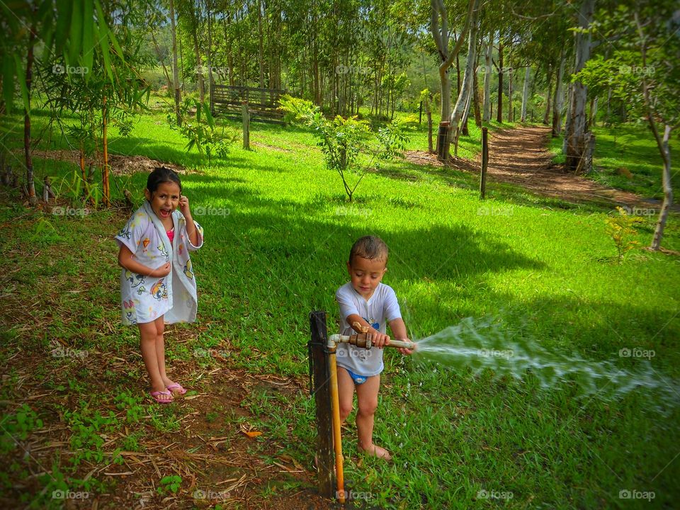 crianças brincando com água - children playing with water