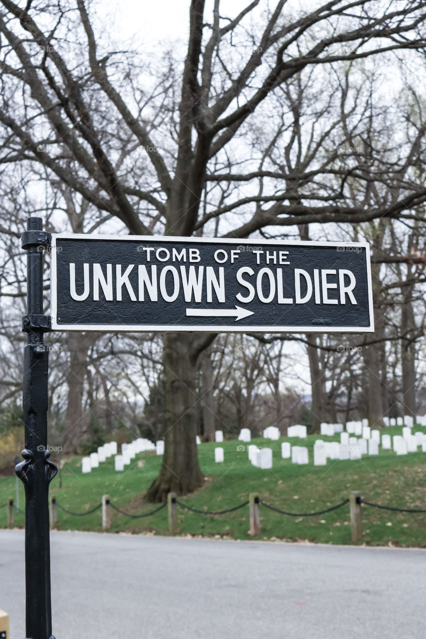 Tomb of the unknown soldier sign arlington cemetery