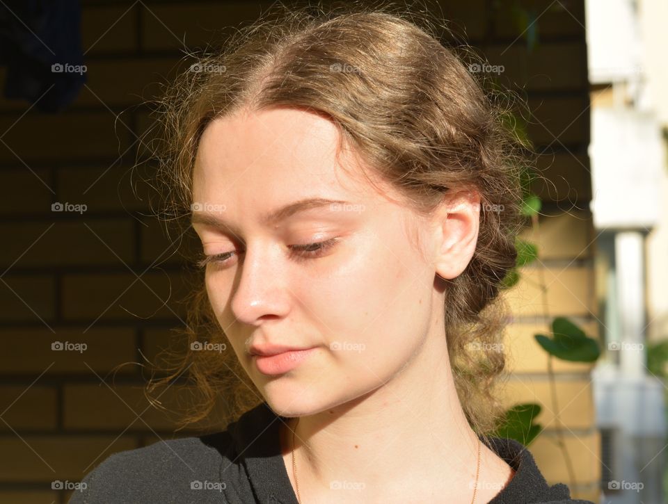 girl beautiful portrait close up in sunlight