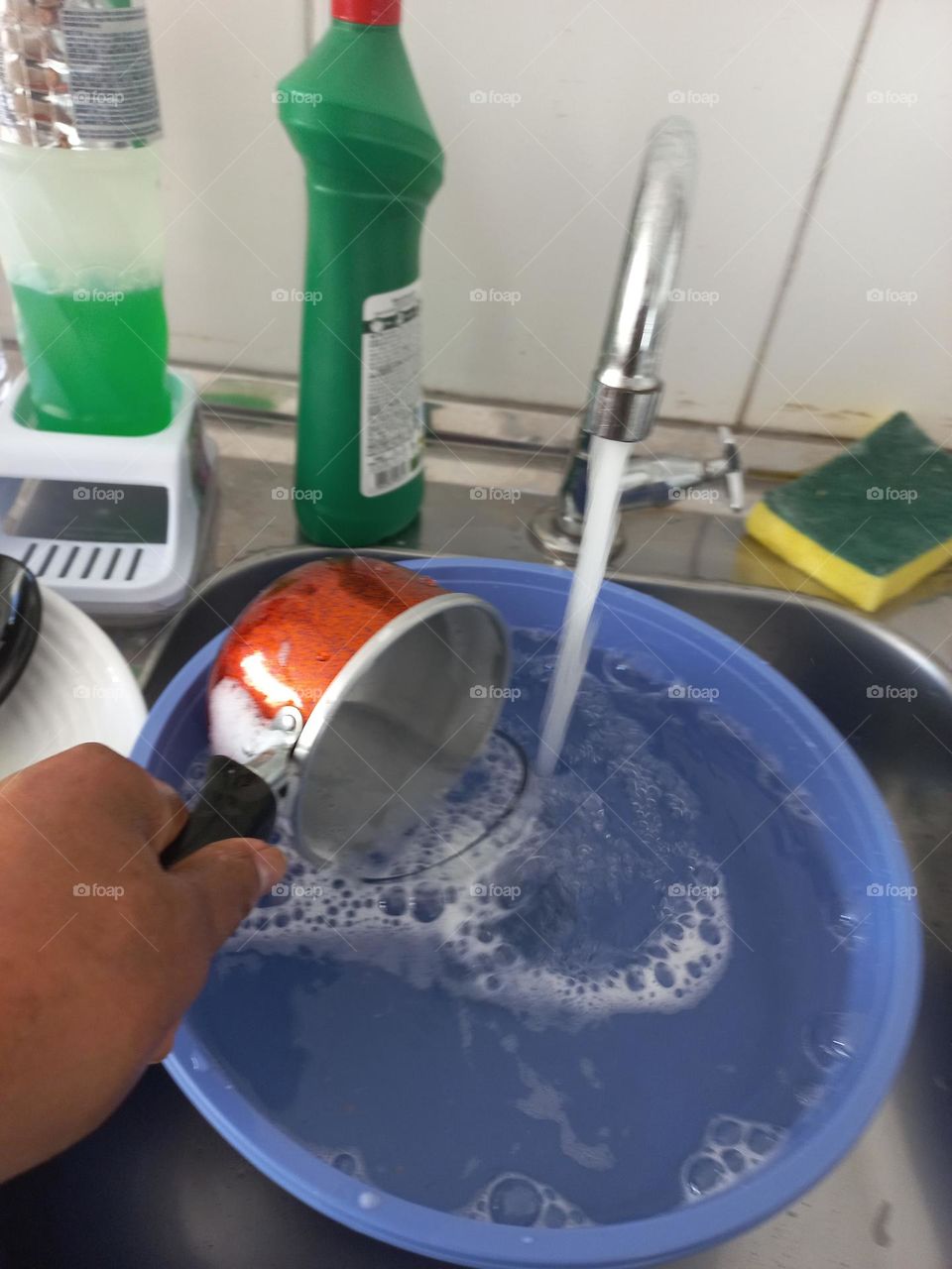 A água é um elemento essencial para a sobrevivência na terra. Os seres humanos, utilizam a água, não só para beber, mas também, para realizar várias atividades, como cozimento de alimentos, lavar louças, roupas, higiene pessoal, limpezas...