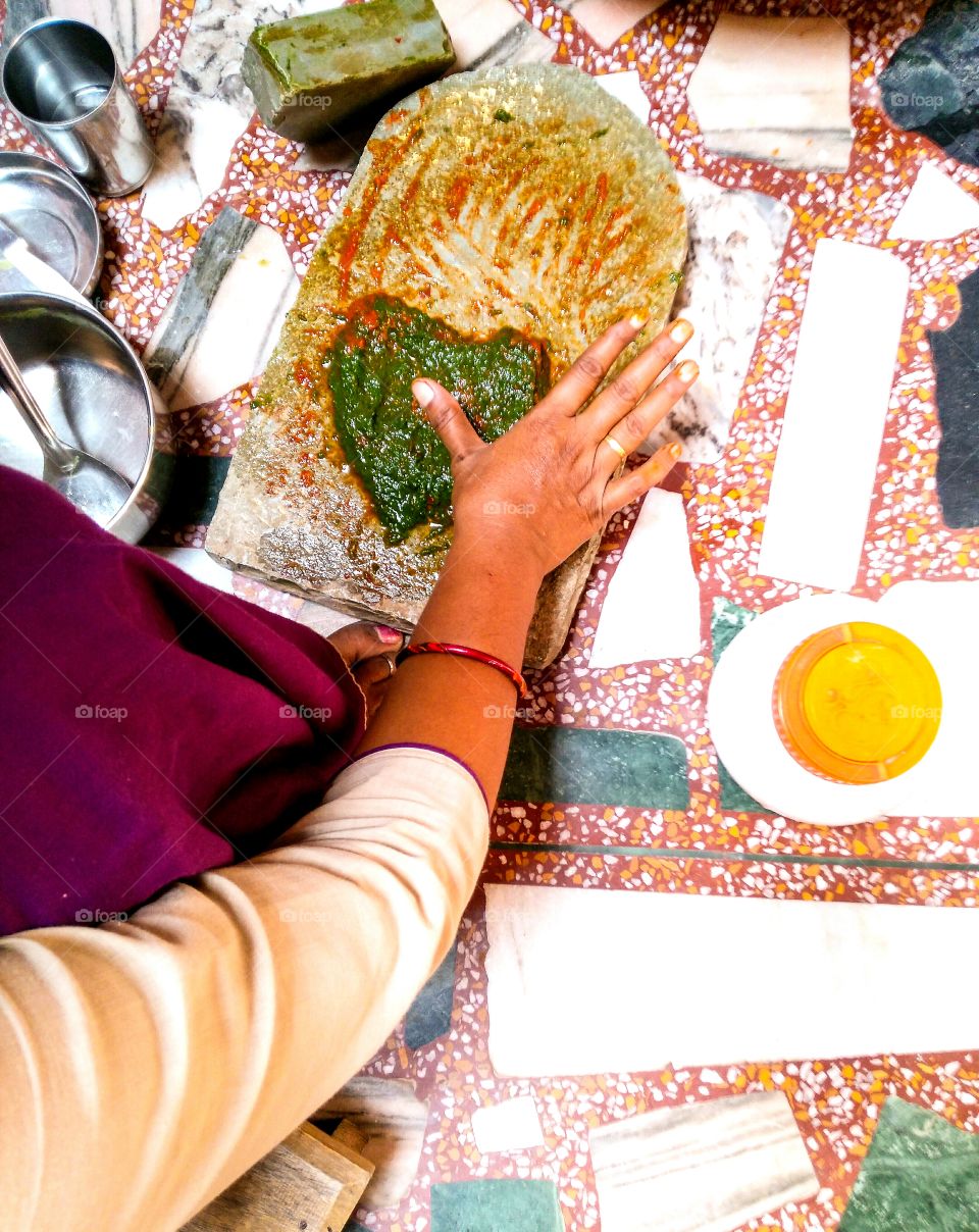 making chutni ( sauce )