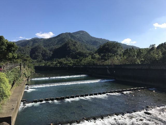mountain view under blue sky