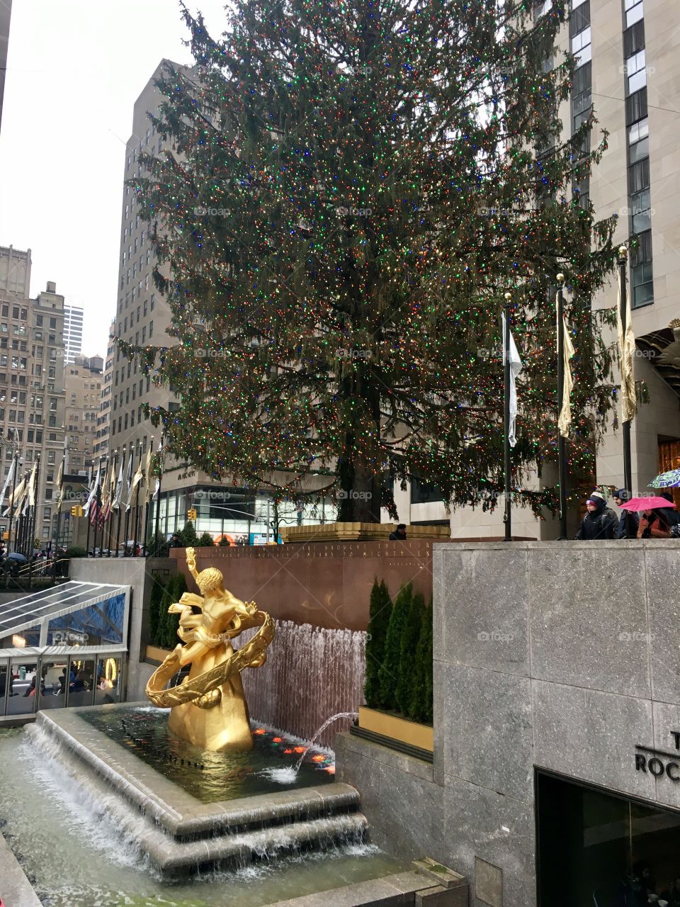 Rockefeller Center, Christmas tree and statue