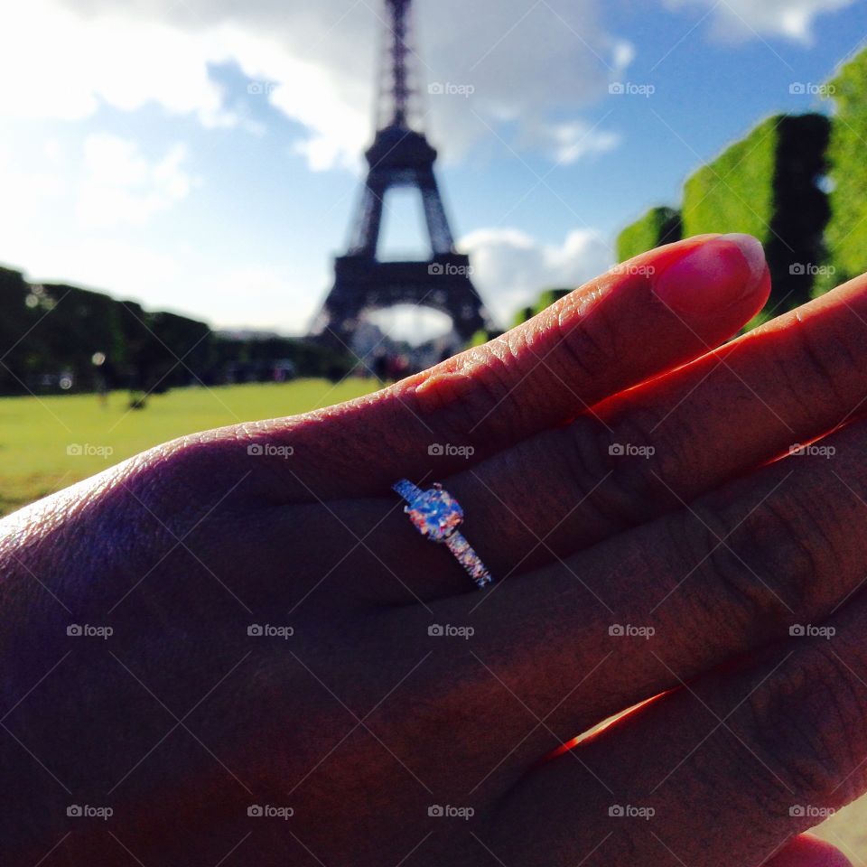 Je t'aime. A romantic proposal at the Eiffel Tower