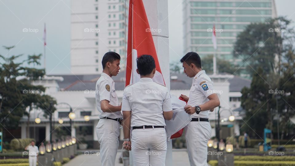 Penurunan Bendera Merah Putih di Balaikota Bandung okeh Purna Paskibraka Kota Bandung
