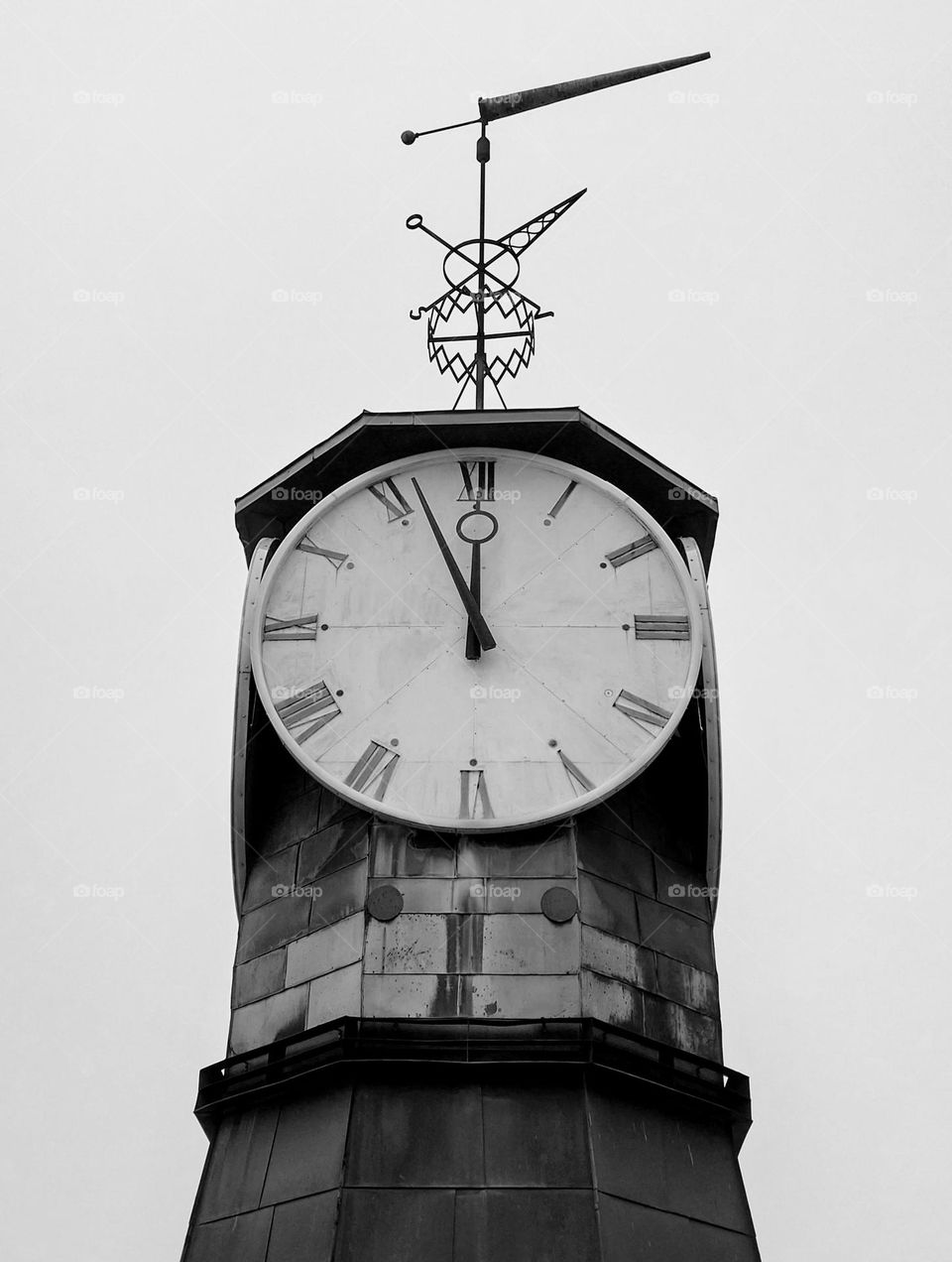 Clock🕛 Black and white 🤍🖤 Geometry ⚪⚫