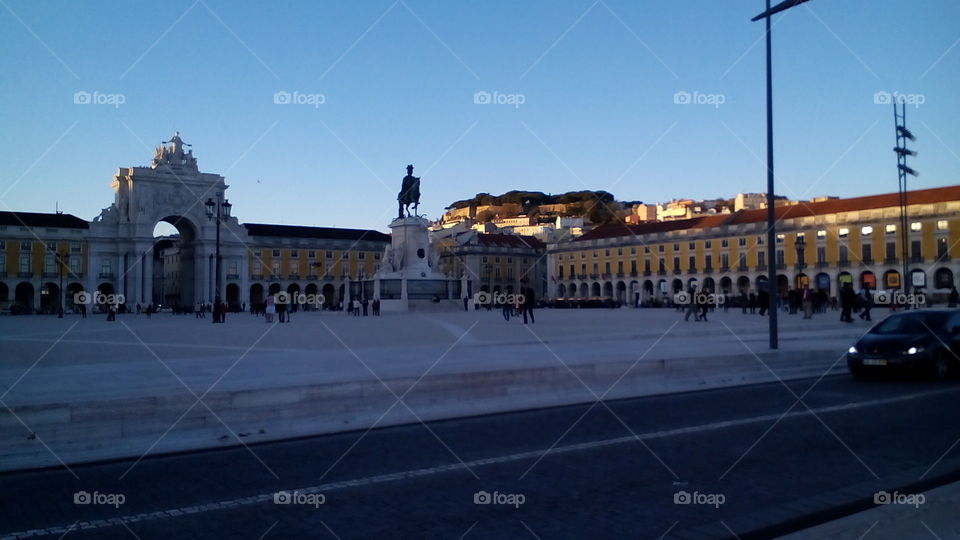 square commerce city lisbon  
capital portuguese 
https://pt.m.wikipedia.org/wiki/Est%C3%A1tua_equestre_de_D._Jos%C3%A9_I