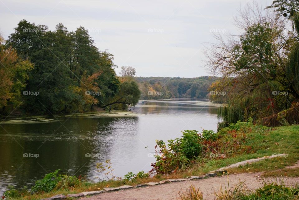 Autumn atmosphere near the lake.