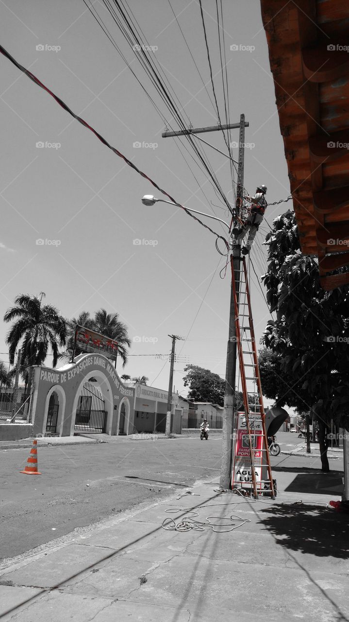 Rua e escada. Homens, poste de eletricidade.
