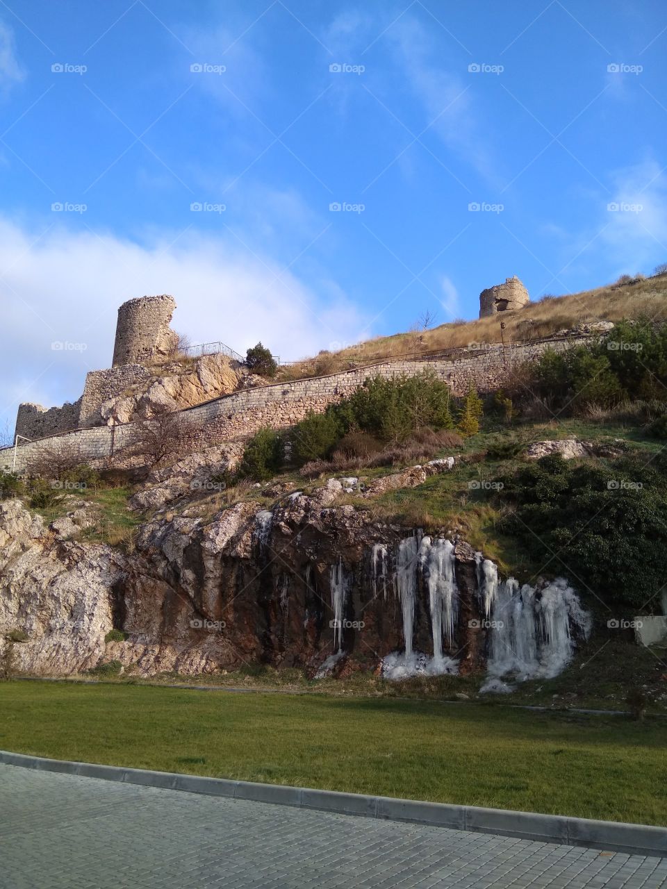 зимний Крым бывает разным. даже земля бывает плачет и замерзает