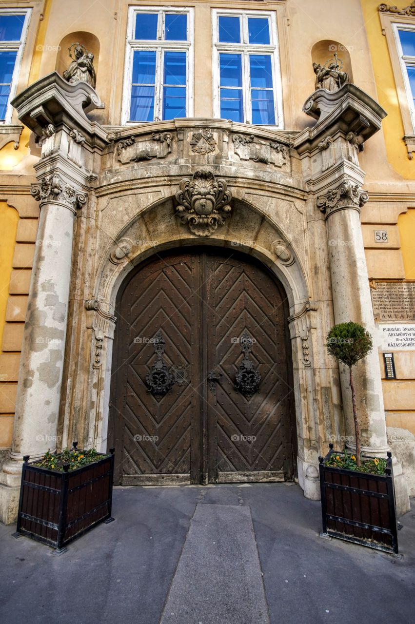 Grand door