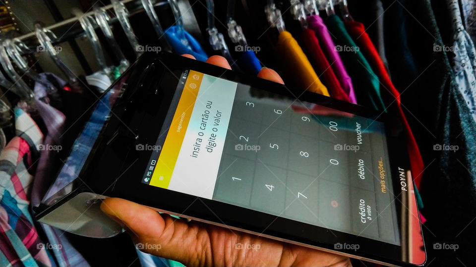 Compras com maquininha e cartão de crédito.