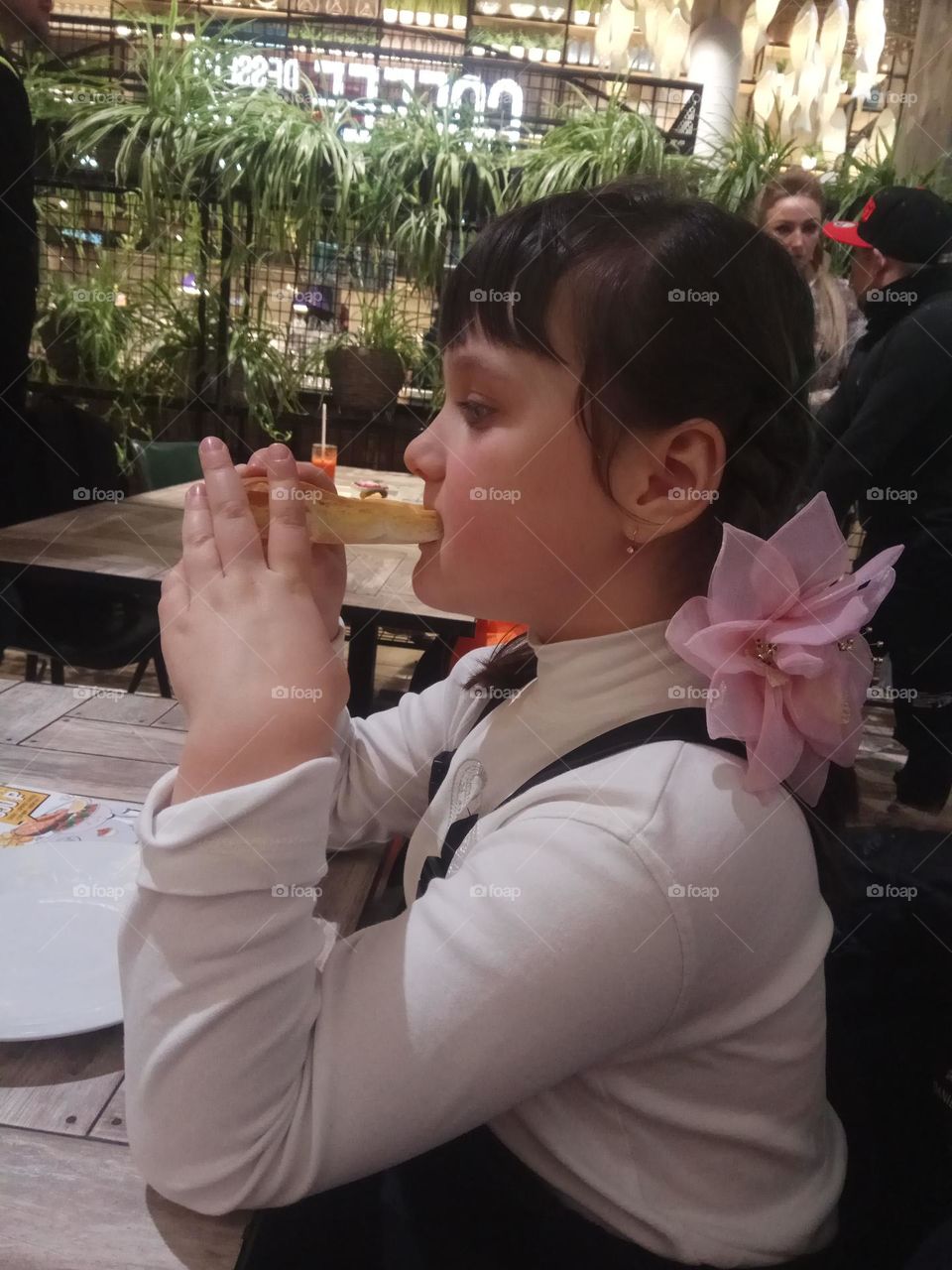 Once, in the Grabli restaurant on Novy Arbat Street in Moscow, a little girl was eating a delicious cheese pie.