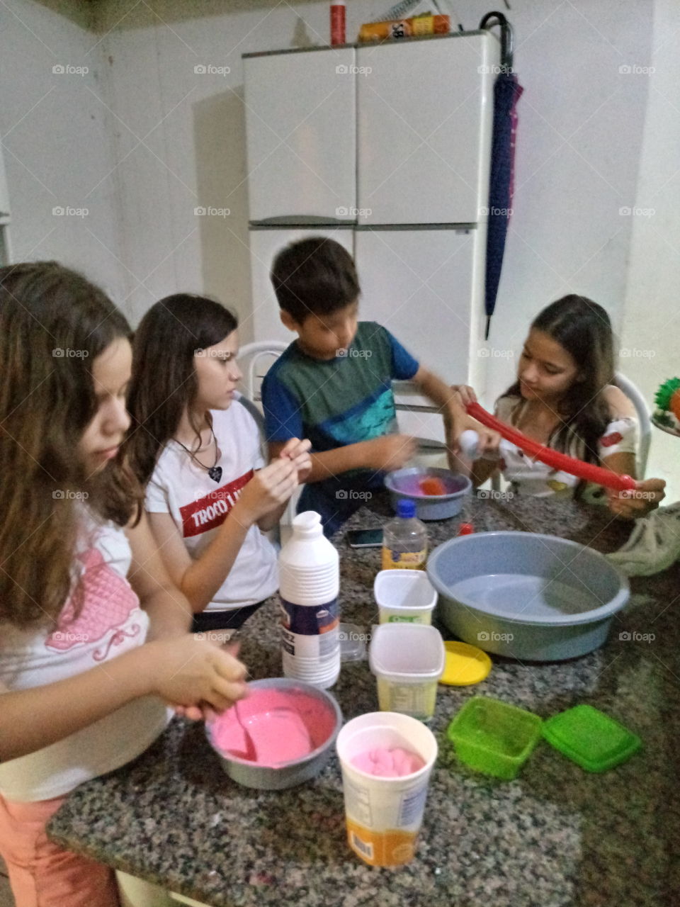 Crianças fazendo Slime