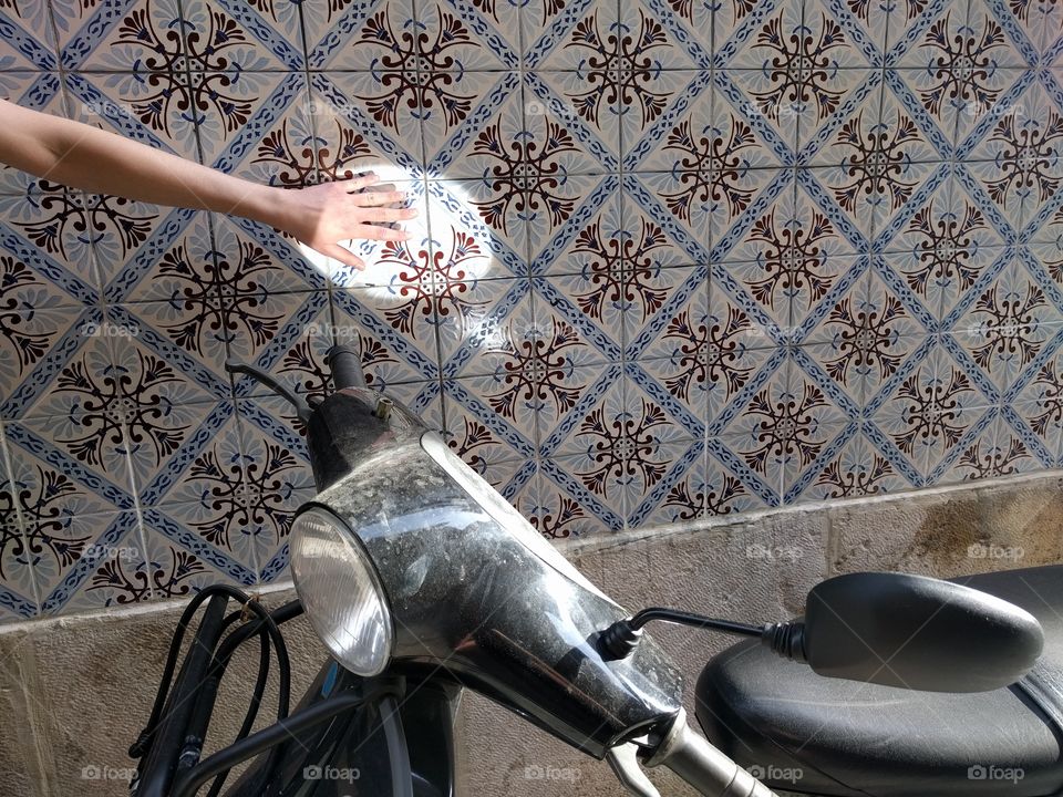 A spot of light on a ceramic wall in lisboa