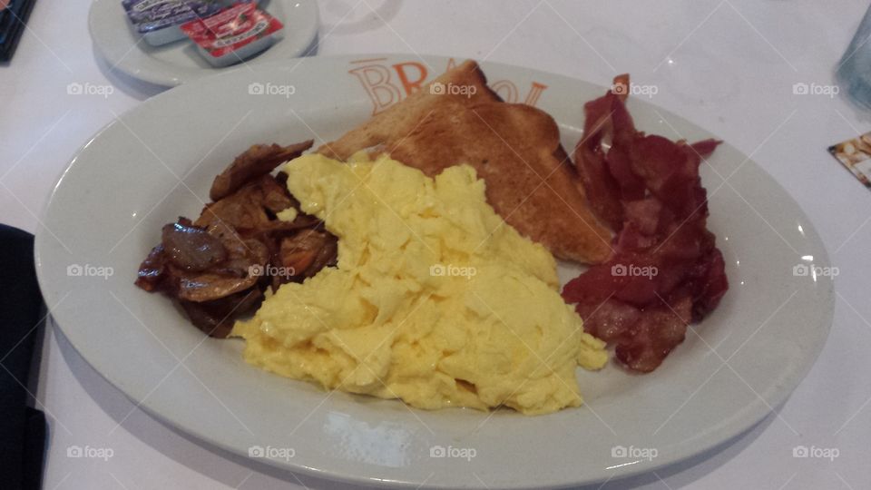 eggs toast and bacon