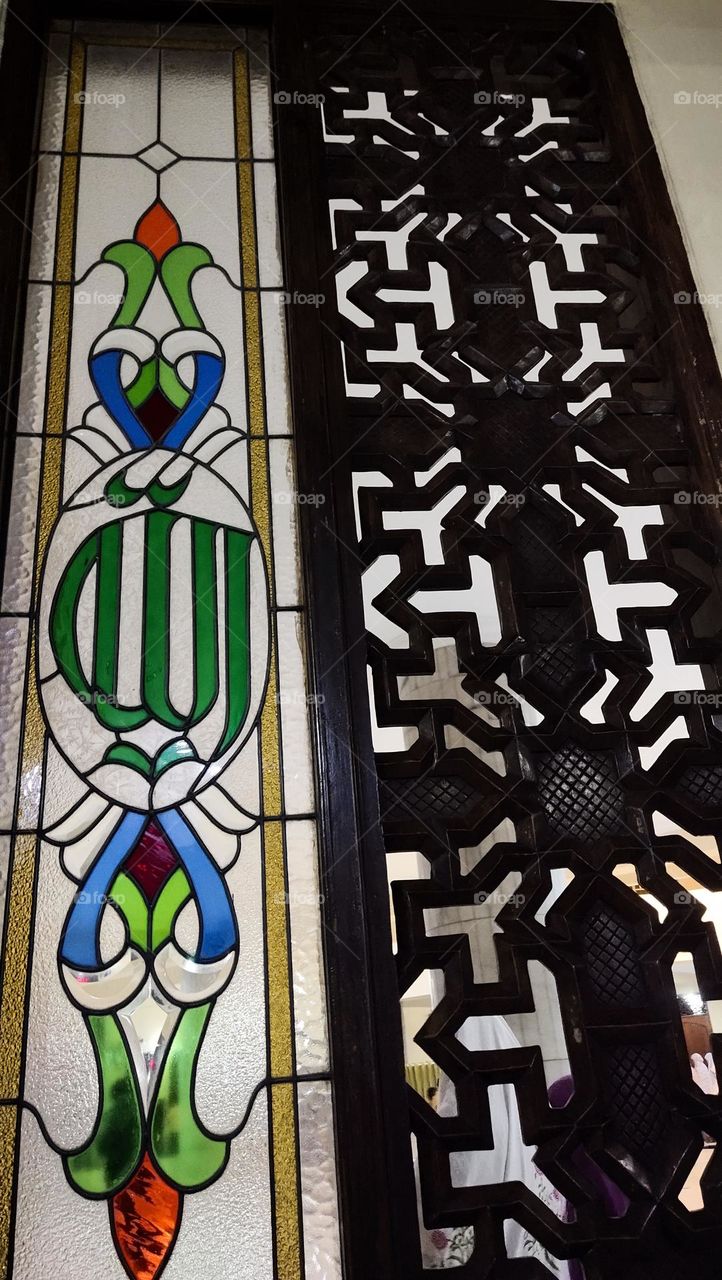kaligrafi jendela masjid