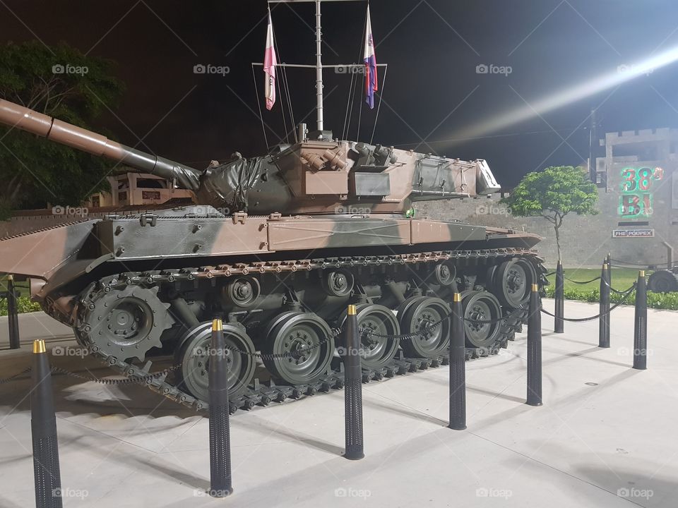 One click ... exhibition tank of war

Um click... exposição de um tanque de guerra.