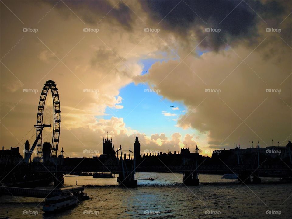 Silhouette of the London skyline overlooking Westminster 
