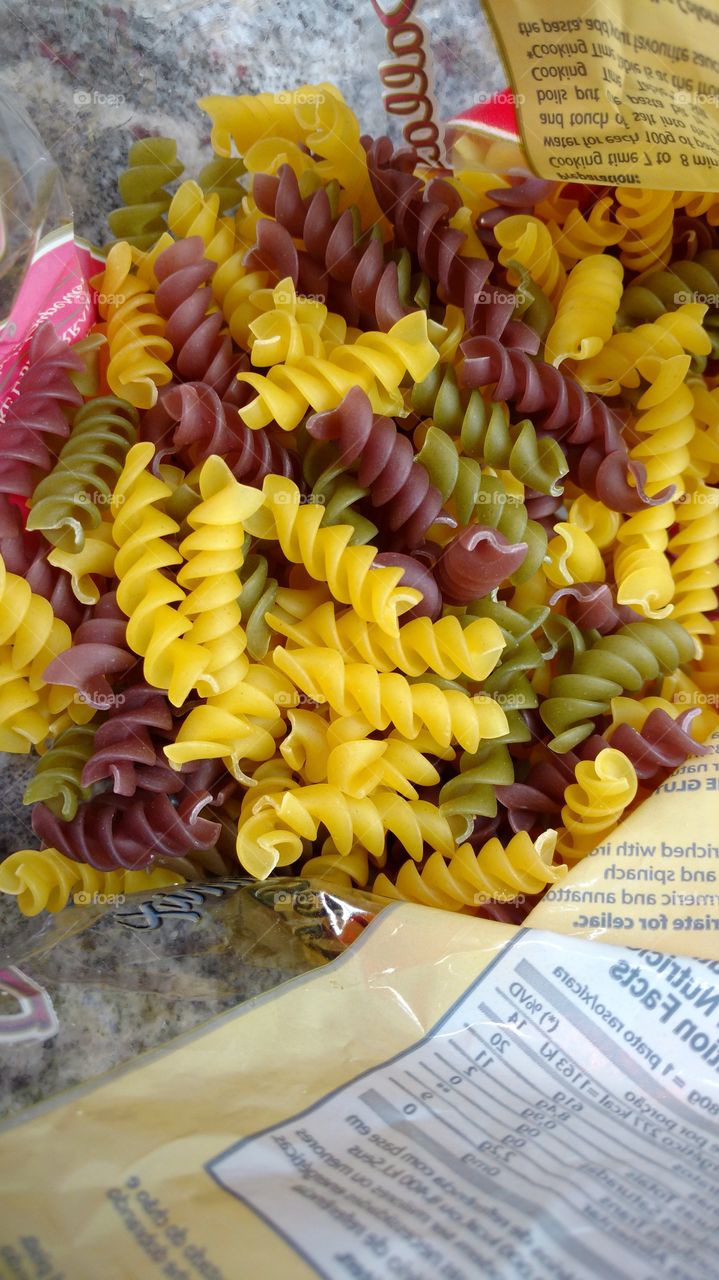 Macarrão colorido.