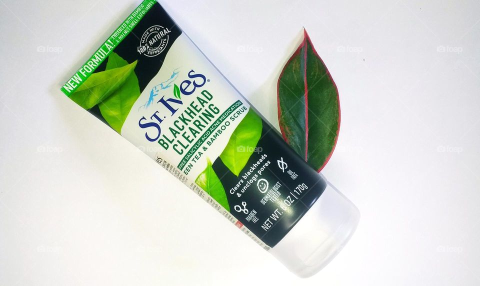 St. Ives - Blackhead clearing - green tea and bamboo scrub in a hand with a leave in the background- Beauty products l love