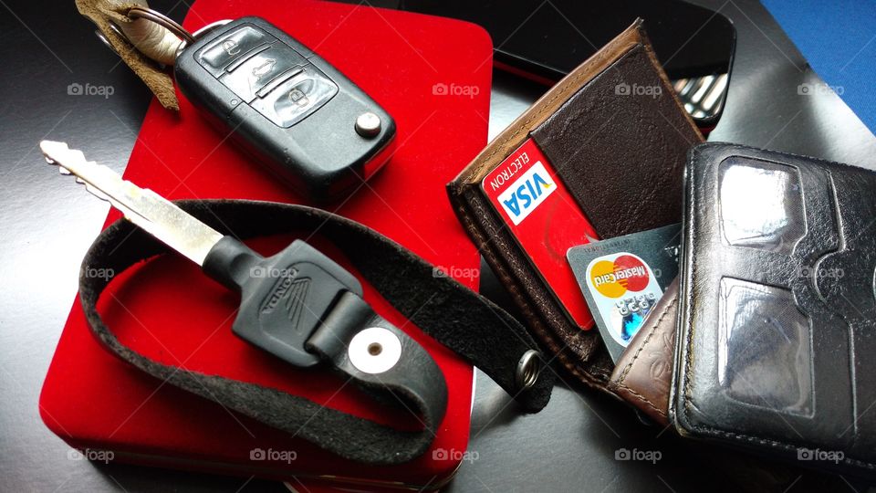 Chaves de carro e moto. Sobre fundo vermelho. Cartões Visa e Mastercard e carteiras. Escritório, economias...