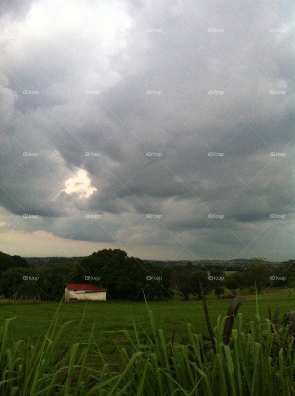 Um sábado qualquer com o dia bem escuro. As nuvens (e o frio) chegaram nesta manhã. Haja cobertor e pipoca para passar o dia...