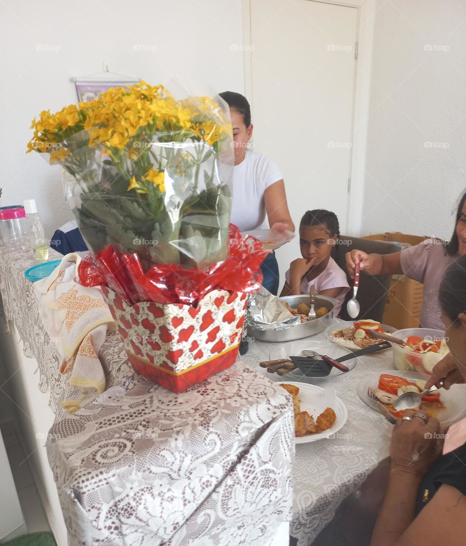 Comemorando o Dia das Mães.  Os valores familiares são  princípios, que deixam a relação  entre os membros de uma família mais unidos e harmoniosos