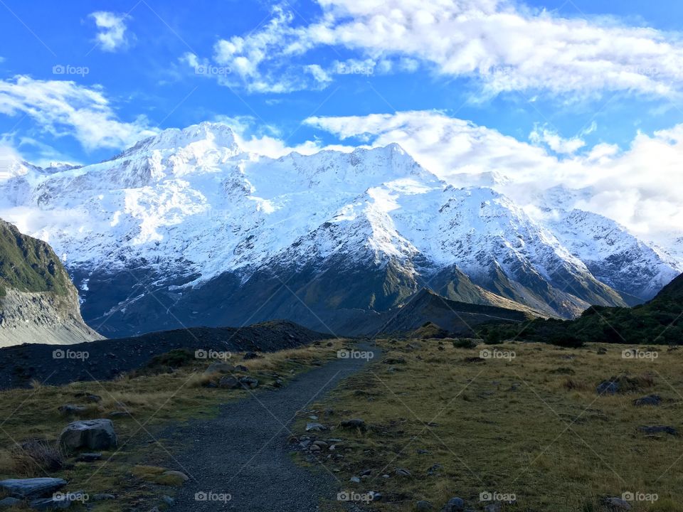 Trail in New Zealand to Mount Cook