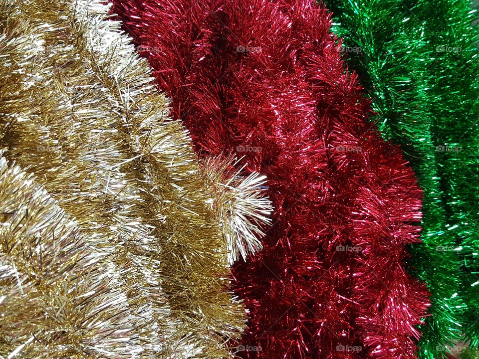 Garland in gold, red and green. Why is it so hard to choose?