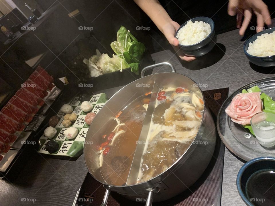Double-flavor hot pot