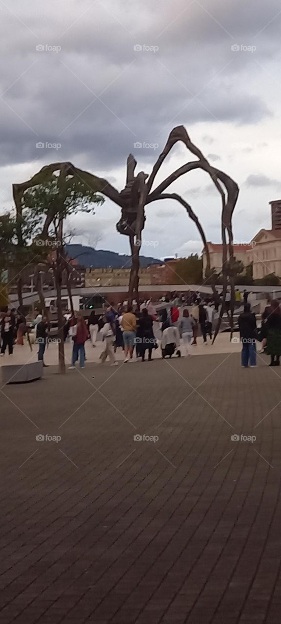 Araña gigante en plaza