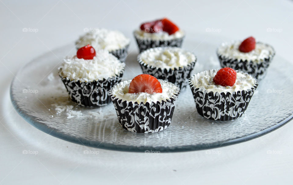 Mini cheesecakes with berries