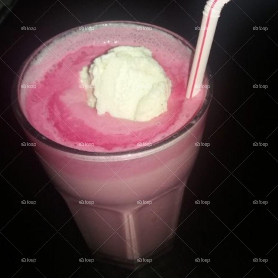 milkshake är gott när man kan göra dem i olika smaker,strawberry jordgubb & vaniljglass