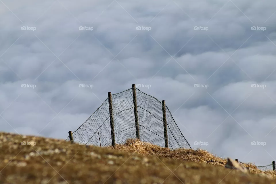 Nebelmeer hinter dem Zaun