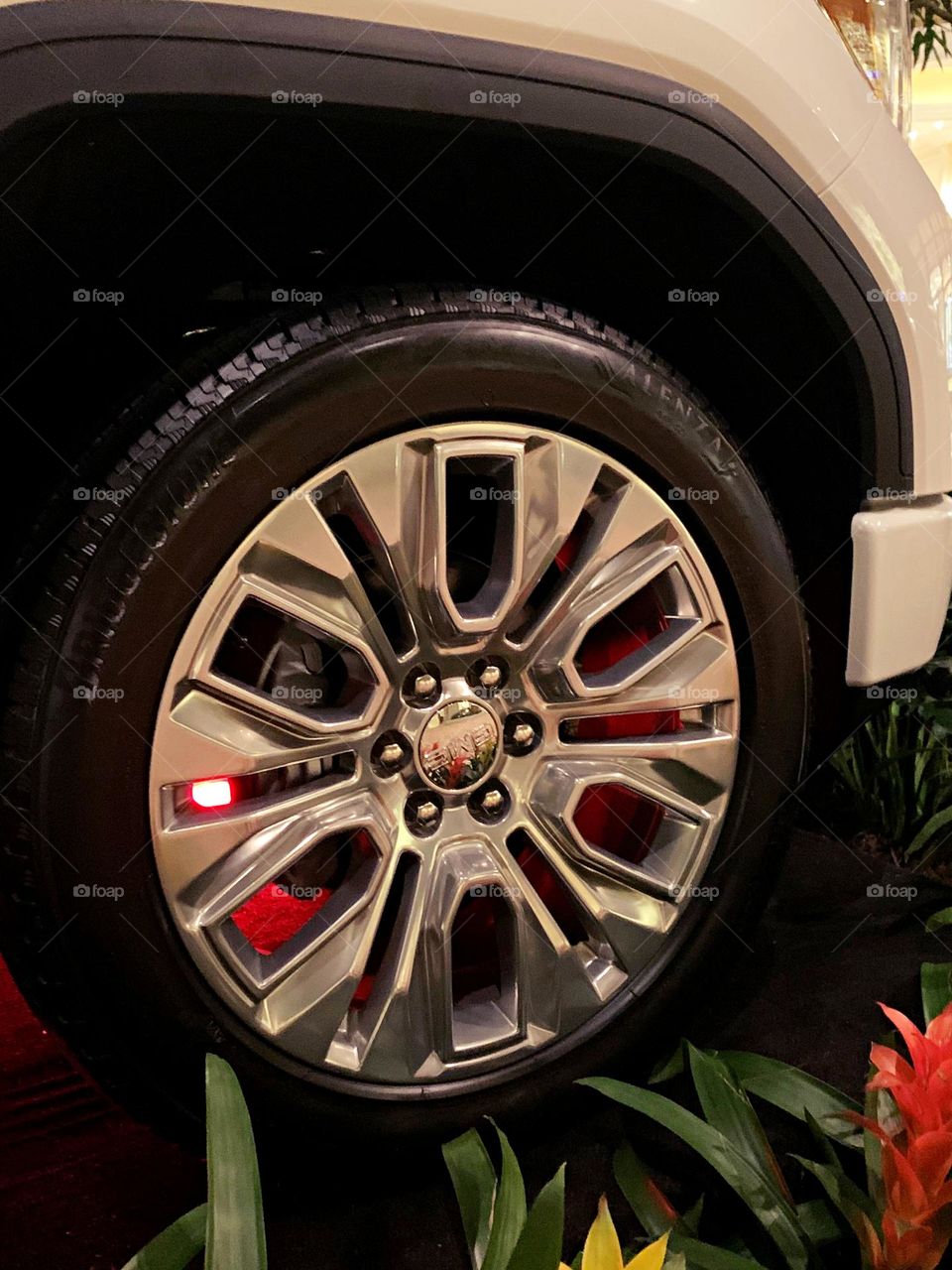 Cars with soul - Sparkling Chrome Rim and tire -The 2023 Denali’s DURAMAX eye-catching exterior features many exclusives that help give the vehicle its signature look.