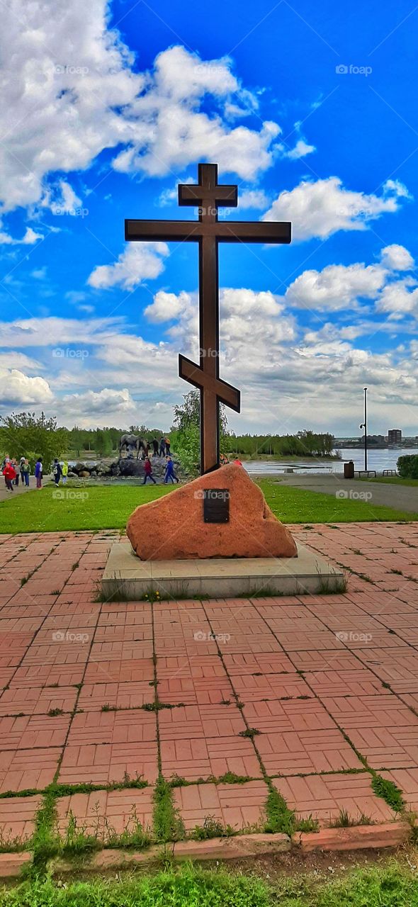 памятник крест на набережной Енисея